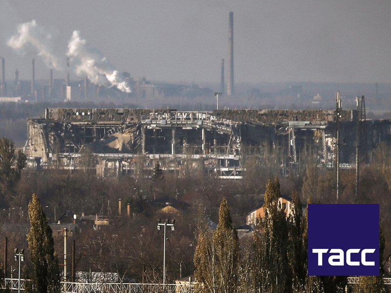 Вид на аэропорт, где проходят военные действия