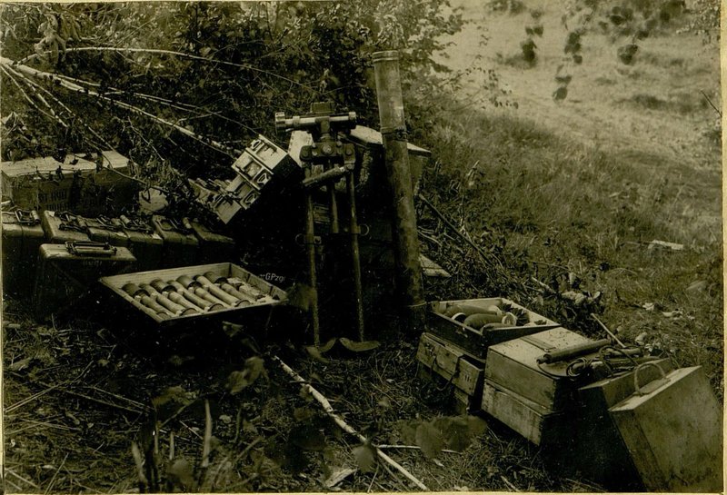 Фотография: Миномет и мины, брошенные немцами после артиллерийского налета