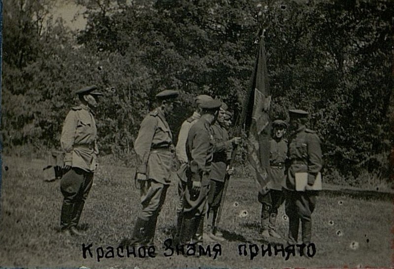 Фотография: Красное Знамя принято
