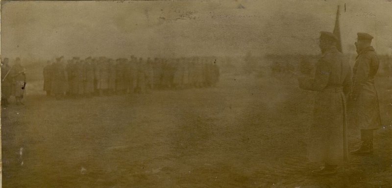 Фотография: Личный состав полка принимая Боевое Красное Знамя полка принимает воинскую присягу.