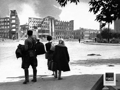 Жители Сталинграда на улице, разрушенной в результате немецкой бомбардировки