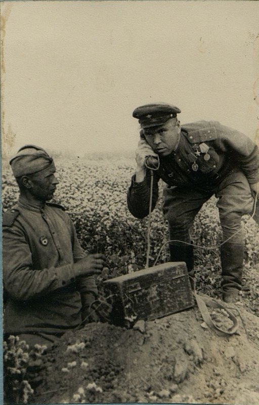 Фотография: Батарея Героя Советского союза капитана А. Муравьева ведет огонь по врагу