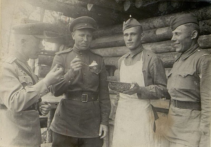 Фотография: Командир полка снимает пробу на пищеблоке батареи П.А.
