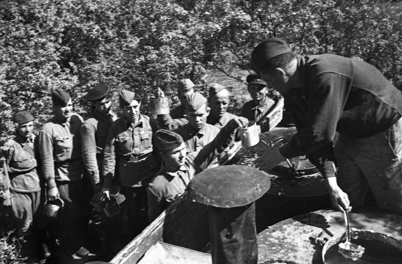 Раздача горячей пищи в подразделении 79-й морской стрелковой бригады Приморской армии.