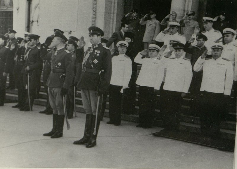 Фотография: Генерал-полковник товарищ Бюрюзов вручает ордена Советского Союза болгарским генералам и офицерам