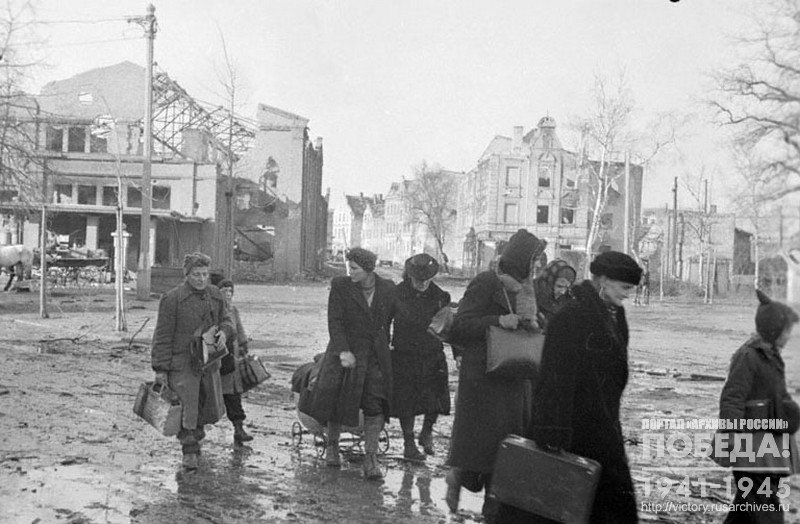 Жители Эльбинга возвращаются в город после окончания боевых действий