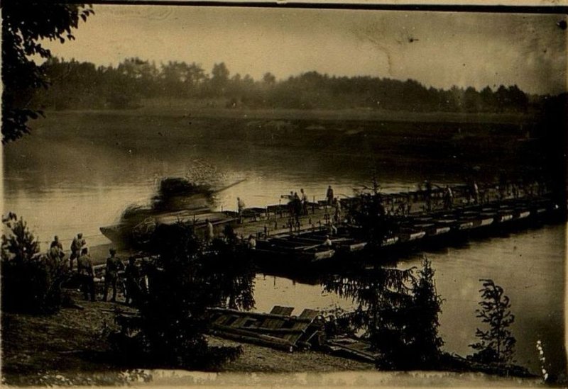 Image: Переправа грузов. На мосту танк "Т-34"