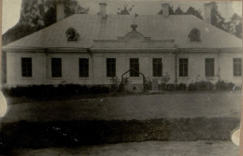Image: View of a mass grave in the center (against the background of the school facade, a monument to the Hero of the Soviet Union can be seen)