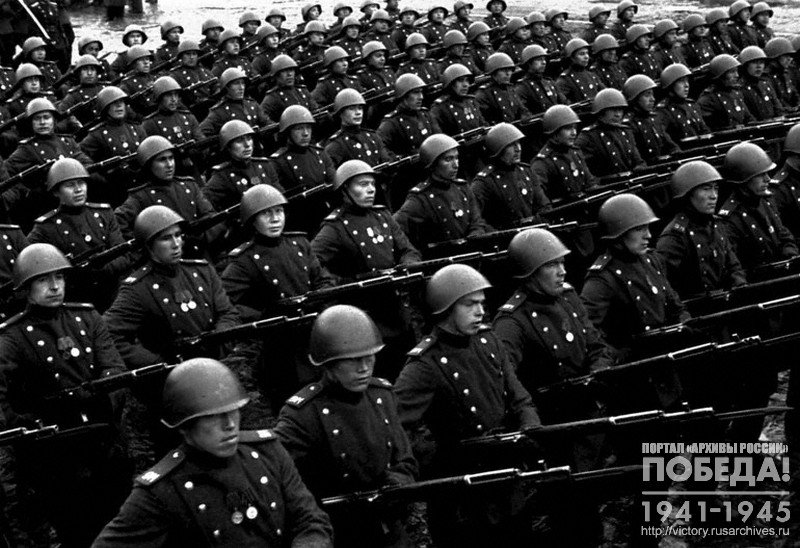 Парад Победы 24 июня 1945 г.,  стрелки-пехотинцы проходят по Красной площади