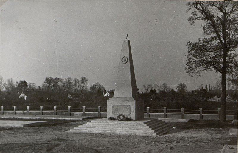 Фотография: д. Цеце. Памятник-монумент на воинском кладбище