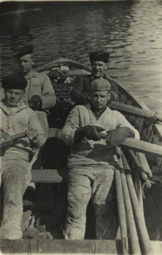 Моряки Тихоокеанского флота возвращаются на базу. На переднем плане справа - старший краснофлотец Николай Михайлович Бушевец