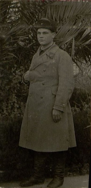 Фотография: Командир 1-й батальона. Старший лейтенант Лабазов на прогулке в доме отдыха.