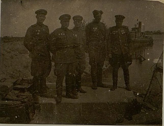 Фотография: После захвата немецких катеров и барж На реке "Висла" Слева направо: комсорг полка капитан Фекляев, Заместитель командира полка по политической части подполковник Стрельцов, начальник артиллерии полка майор Бовшик и вернувшийся из отпуска командир полка подполковник Кваша