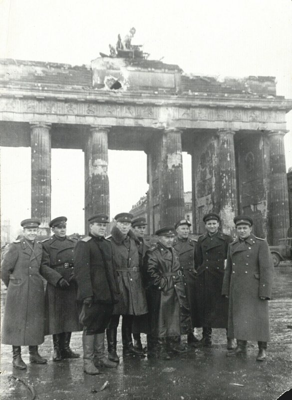 Снимок групповой (9 чел.). У Брандербургских ворот.