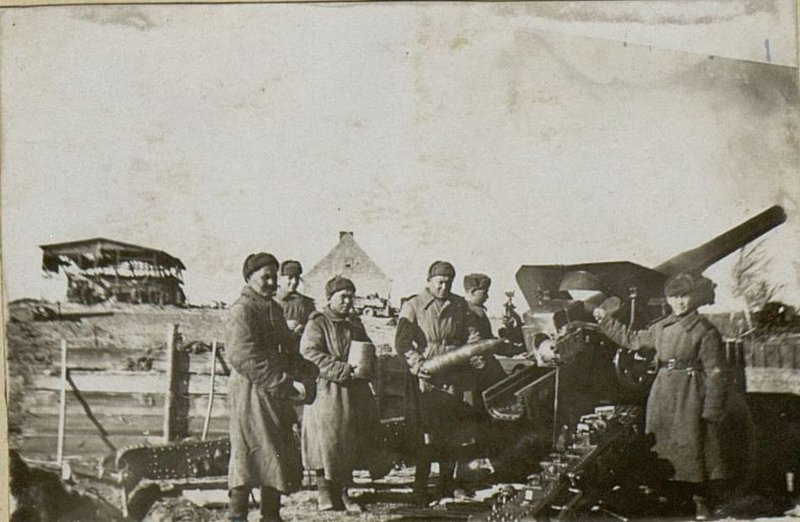 Фотография: Орудийный расчет старший сержант Яковлева ведет огонь на подступах к Данцигу.