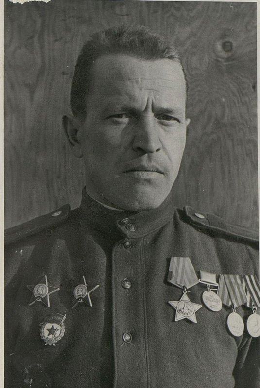 Фотография: Шофер боевой установки гвардии старшина Бажев