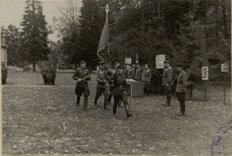 Фотография: Боевое знамя бригады проносится перед строем бригады
