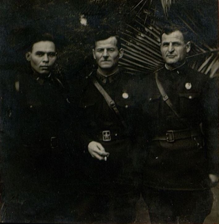 Фотография: Сочинский дом отдыха посетили: майор Чернышев, капитан Аушев, капитан Даведянц.