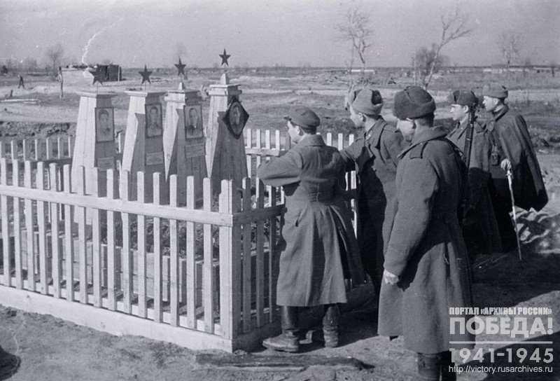 Soldiers at the graves of the fallen comrades