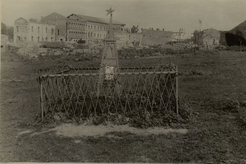 Фотография: Братская могила партизан-ополченцев, погибших при обороне г. Гомеля, на берегу р. Сож в сквере "Водников"