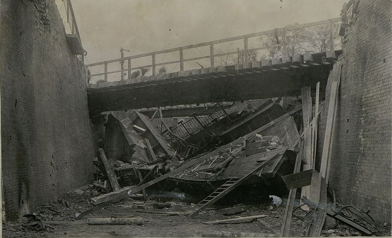 Фотография: Общий вид восстановленных путепроводов. На первом плане - левый. Вдали виден правый путепровод