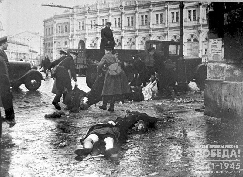 Loading of the dead and wounded onto trucks on Vosstaniya Square after another enemy shelling