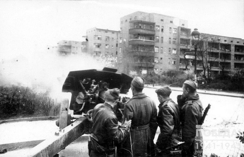 Gun crew of the guard Senior sergeant M.A.Zhirnov fighting on one of Berlin’s streets