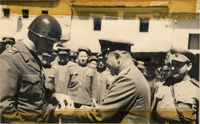 Фотография: От имени Верховного Совета СССР командир корпуса вручает правительственные награды солдатам и офицерам Американской Армии