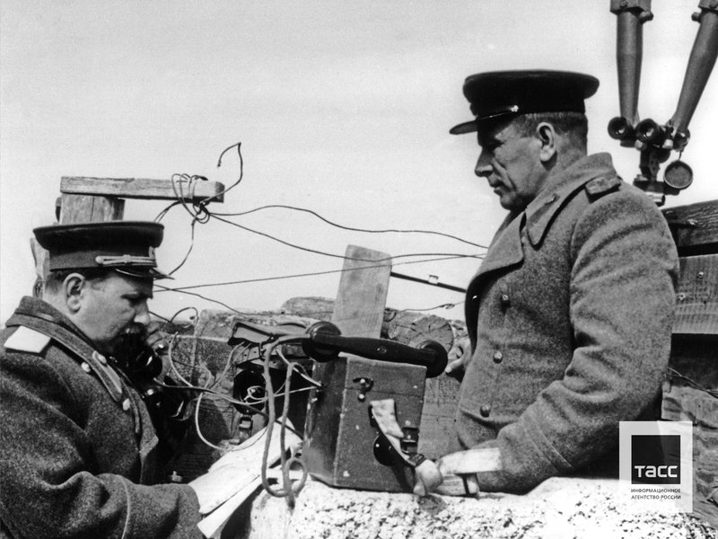 Командующий 21-м гвардейским стрелковым корпусом, Герой Советского Союза гвардии генерал-майор Семен Козак и гвардии полковник Семен Елецков (слева направо) на наблюдательном пункте