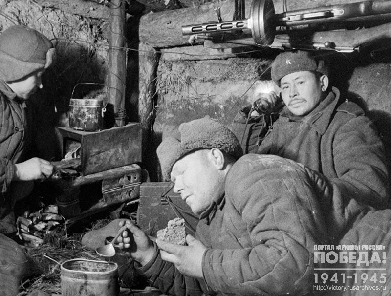 Солдаты в землянке во время обеда