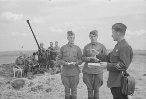 Майор С.А. Кальниченко даёт указания командиру зенитной батареи В.А. Полещуку и командиру огневого взвода А.В. Строченкову