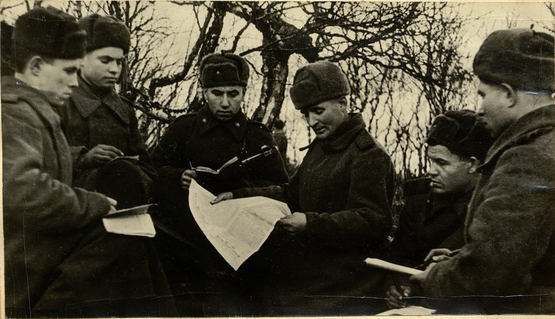 Фотография: 8 Октября 1944 г. парторг батальона старший лейтенант Самородов в перерыве между боями инструктирует агитаторов