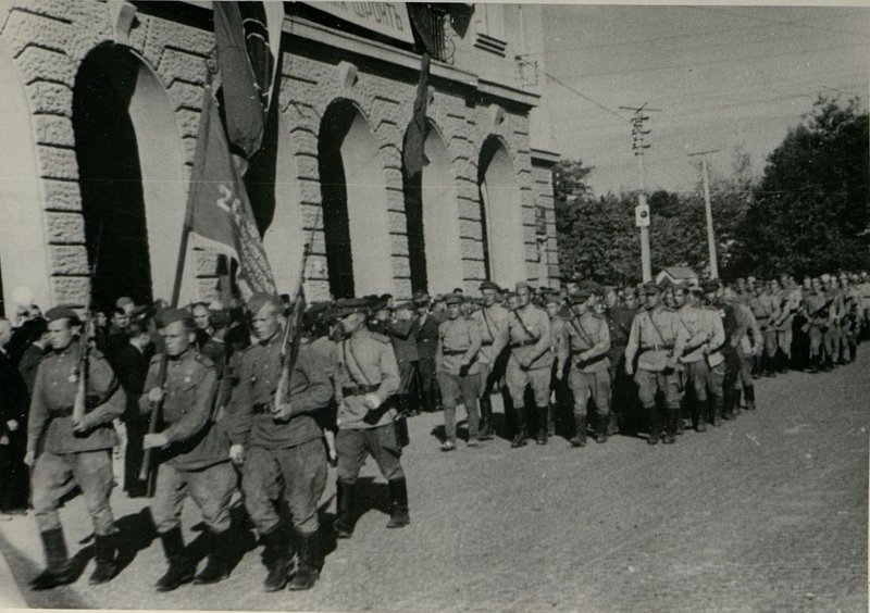 Фотография: Генерал-полковник товарищ Бюрюзов вручает ордена Советского Союза болгарским генералам и офицерам