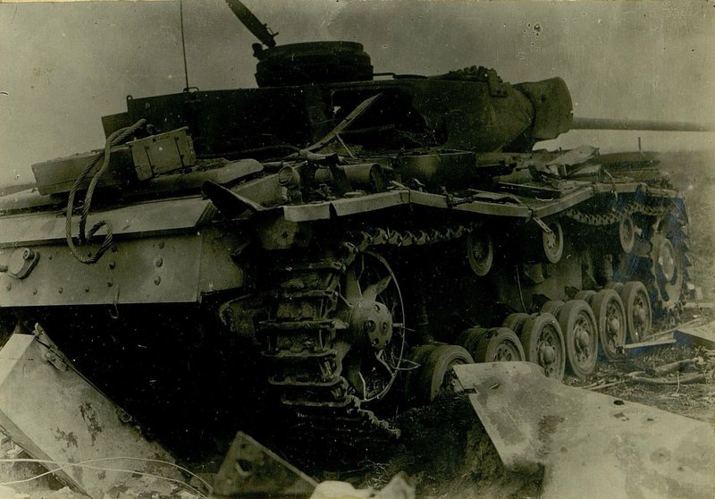 Фотография: Немецкий средний танк. Разбит на выс. 253.5 9.7.43 г. 3-ей батареей 697 ЛАП 5 АД РГК