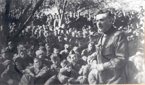 Член ЦК ВКП (б) Мануильский Д.З. выступает перед бойцами Сталинградского фронта