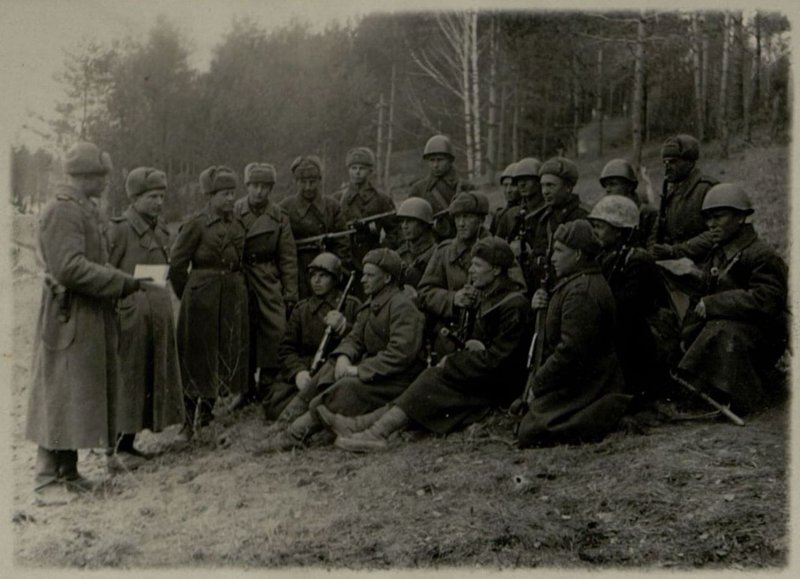 Image: Deputy on the political affairs, the company commander, senior lieutenant Kolenov, introduces the Red Army soldiers about the situation at the fronts