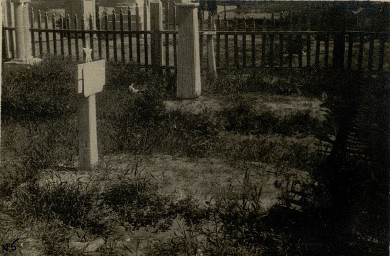 Фотография: Памятник старшему лейтенанту Резину, г. Добруш, территория фабрики "Герой Труда"
