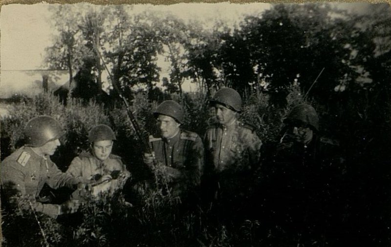 Фотография: На заседании партийного бюро 211 ОПБ (отдельного противотанкового батальона) парторг товарищ Шаповалов делает доклад об итогах работы партийных организаций рот