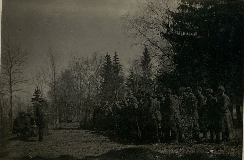 Фотография: Митинг 1 мая 1942 г. II инженерная рота. Дача Петрова в Жулево. Приказ по батальону читает политрук Акулин. Фото Маковенко 1 мая 1942 г.