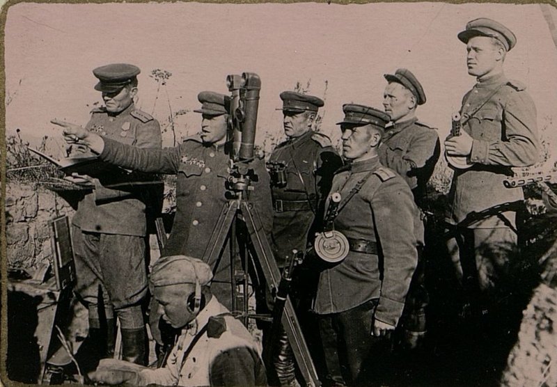 Фотография: Коммунист заместитель командира 187 ОИПТД (отдельного противотанкового батальона) капитан Ковшун отдает боевой приказ командирам батарей