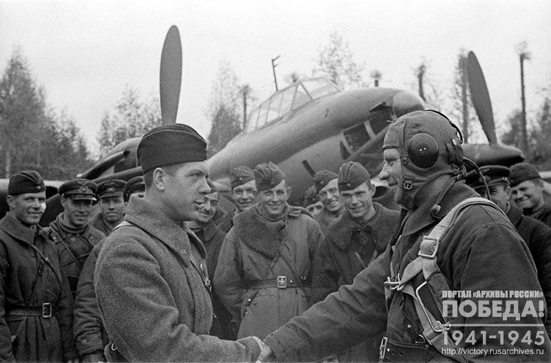 Commander of the air unit Korolev (left) congratulates Captain Savkin on the excellent performance of combat mission