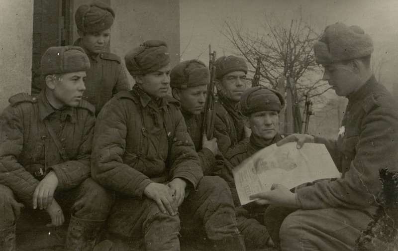 Фотография: 174 стрелковая дивизия. Командир роты лейтенант Некрасов разъясняет группе своих бойцов приказ № 5 товарища Сталина