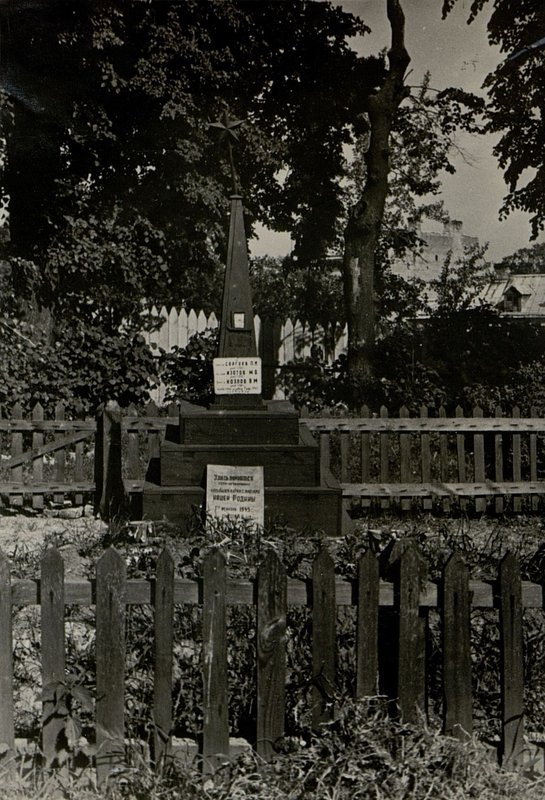 Фотография: Воинское захоронение лейтенанта Сергеева П.И., младшего лейтенанта Изотова М.В., солдата Козлова М.
