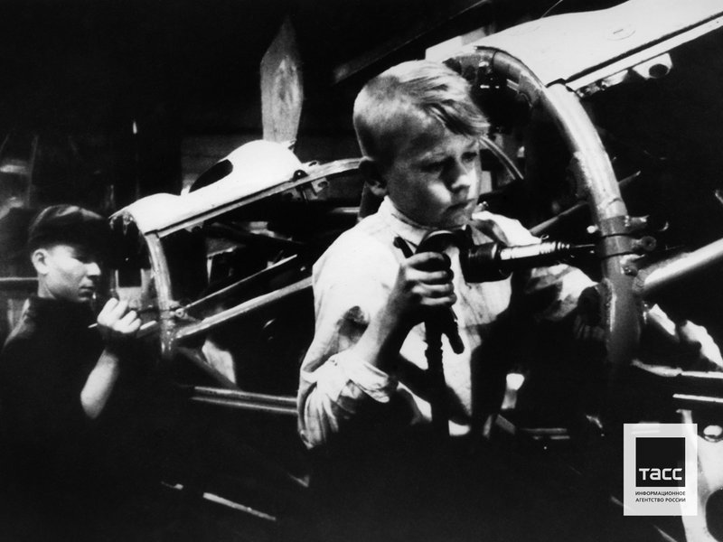 V. Lebedev, student of locksmith assembler (in the foreground) in one of the factory shops