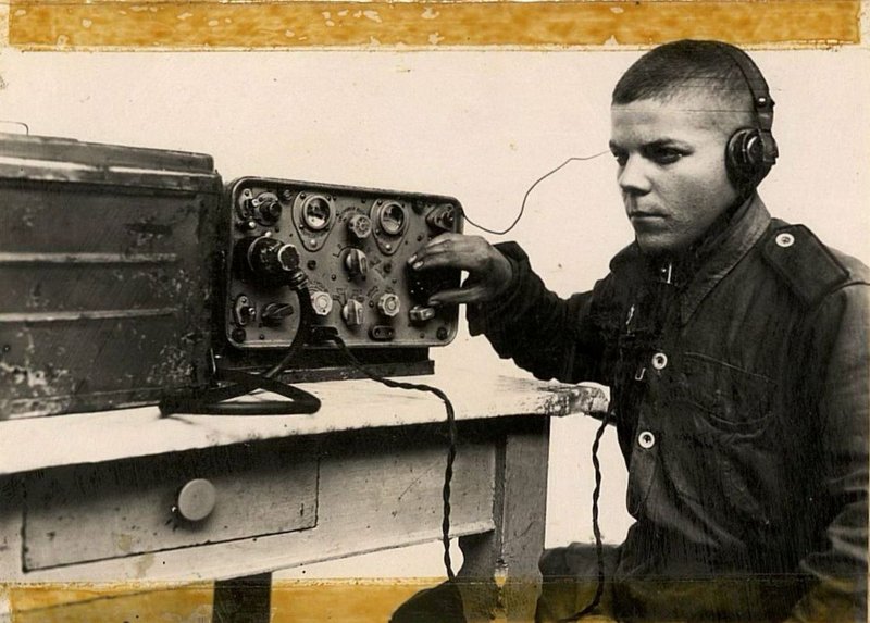 Фотография: Радист гвардии рядовой Бражников