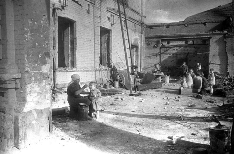 Stalingrad residents near their half-ruined house