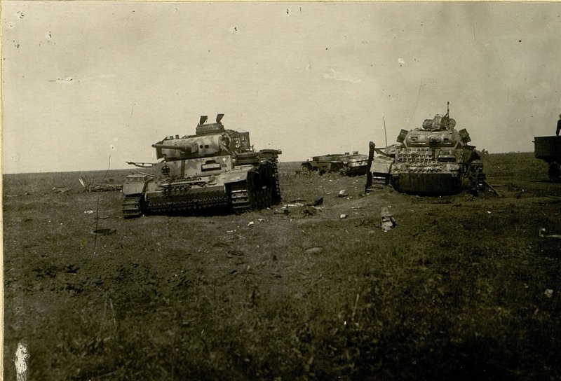Фотография: Подбиты на выс. 257.1 огнем 6-ой батареи 642 ПАП и 4-ой батареи 540 ЛАП