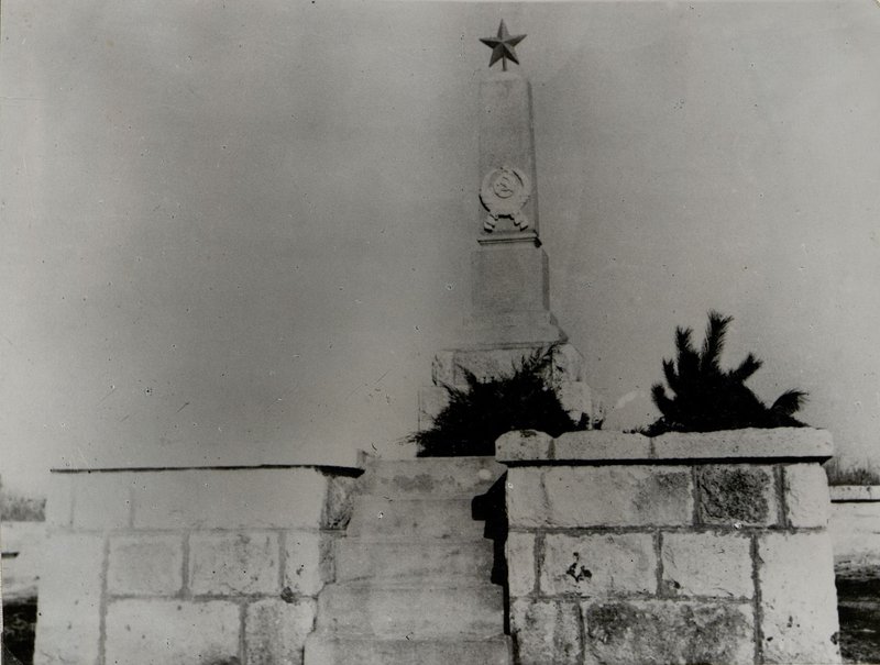Фотография: Чонград. Памятник-монумент на братской могиле
