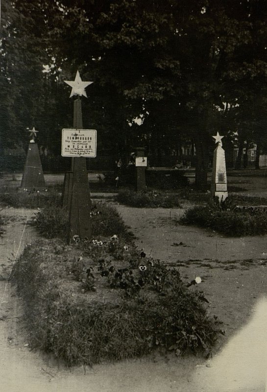 Фотография: Воинское захоронение гв. лейтенанта Маслова Василия Федоровича и сержанта Полиранцева Виктора Михайловича