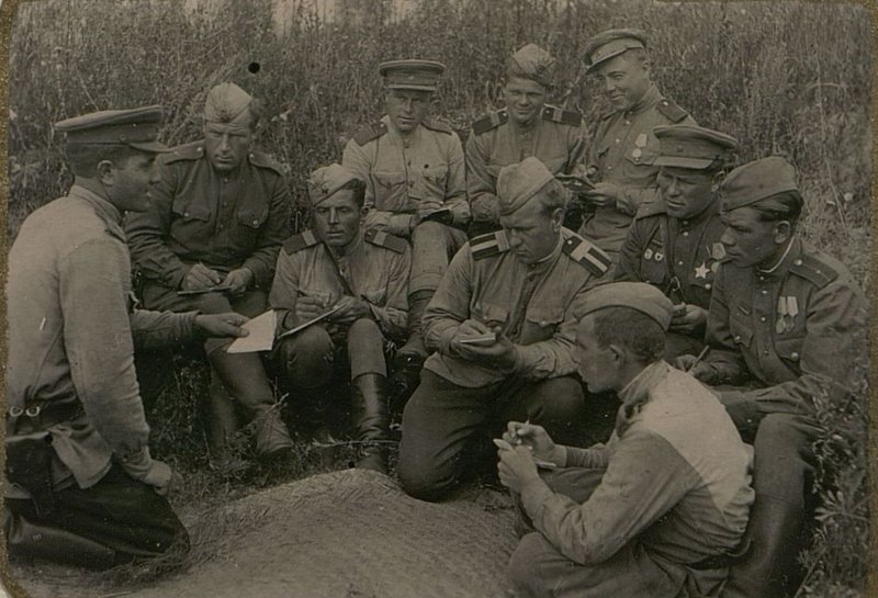 Image: At the halt, the party organizer of the 488th rifle regiment, Comrade Blinkov, talks with the party organizers of the primary party organizations about the vanguard role of the communists on the march.